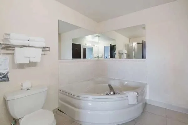 Quality Inn Grand Suites Bellingham, room with private jacuzzi, photo 1