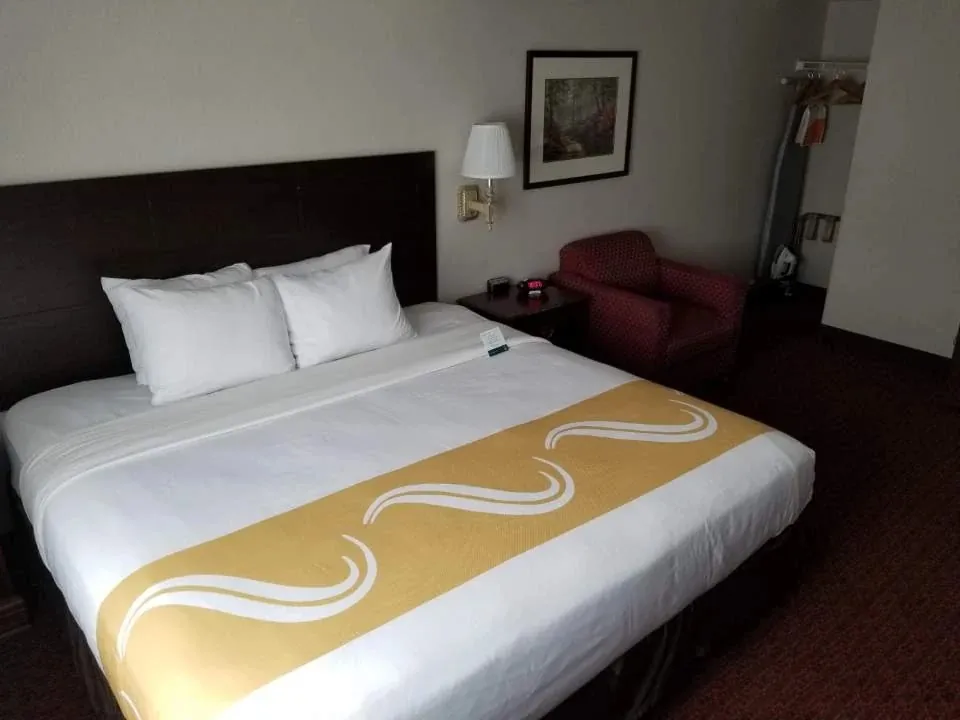 Quality Inn Grand Suites Bellingham, room with private jacuzzi, photo 2