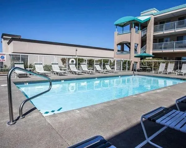 Quality Inn Grand Suites Bellingham, room with private jacuzzi, photo 3