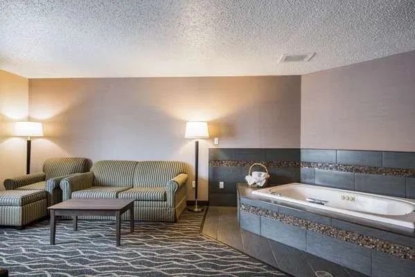Quality Inn & Suites Missoula Westside, room with private jacuzzi, photo 1