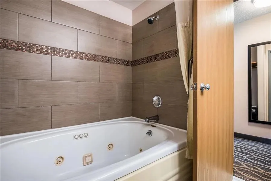 Quality Inn & Suites Missoula Westside, room with private jacuzzi, photo 2