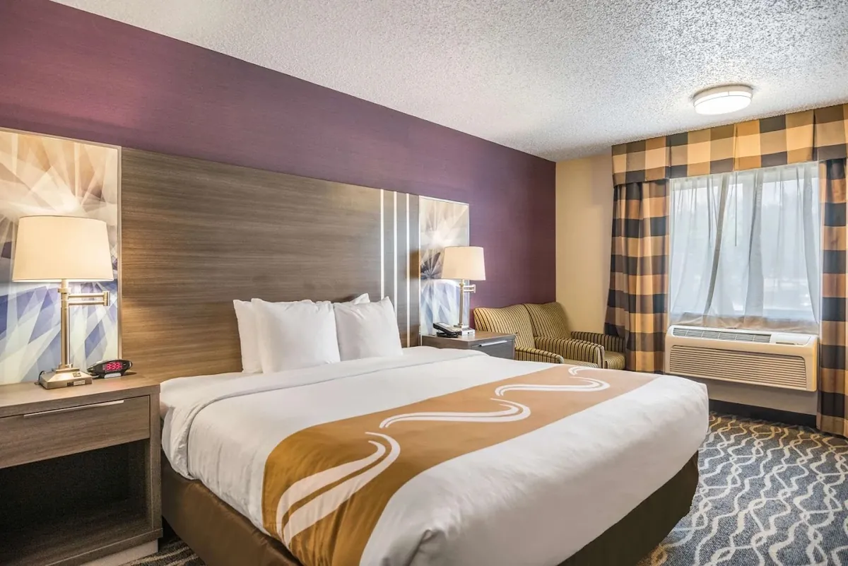 Quality Inn & Suites Missoula Westside, room with private jacuzzi, photo 3
