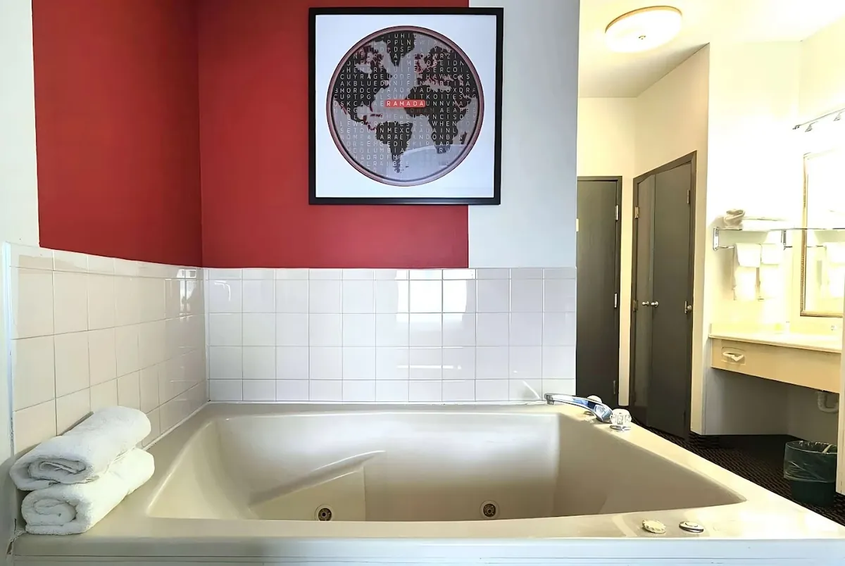 Ramada by Wyndham Columbia, room with private jacuzzi, photo 1