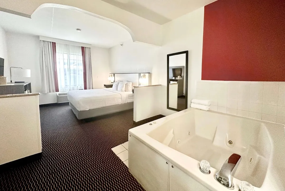 Ramada by Wyndham Columbia, room with private jacuzzi, photo 2