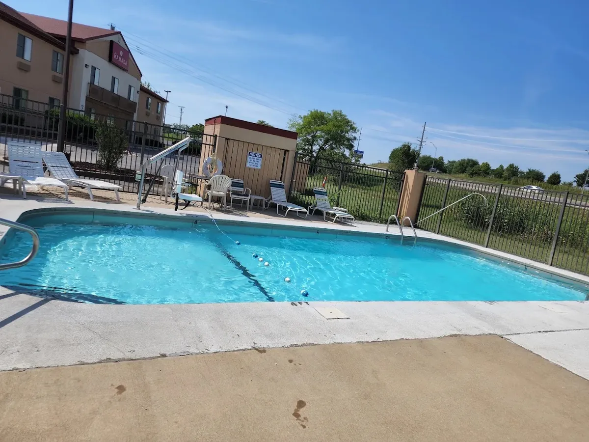 Ramada by Wyndham Columbia, room with private jacuzzi, photo 3