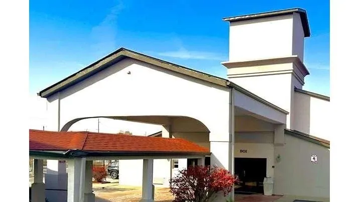Ramada by Wyndham Columbia, room with private jacuzzi, photo 5