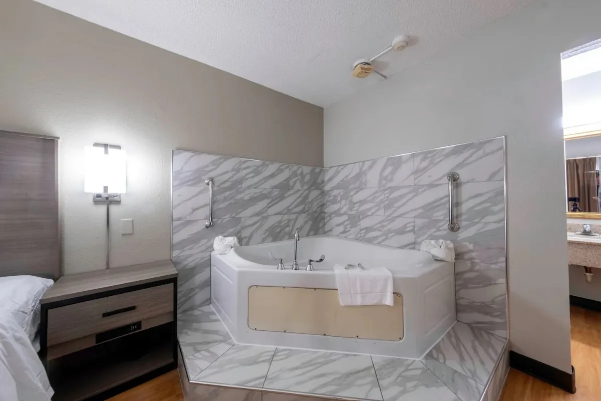Red Roof Inn Charlottesville, room with private jacuzzi, photo 1