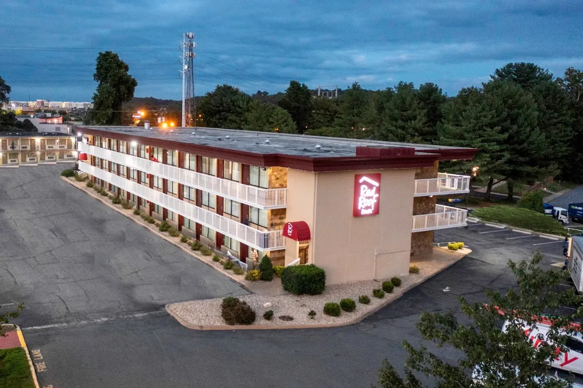 Red Roof Inn Charlottesville, room with private jacuzzi, photo 3