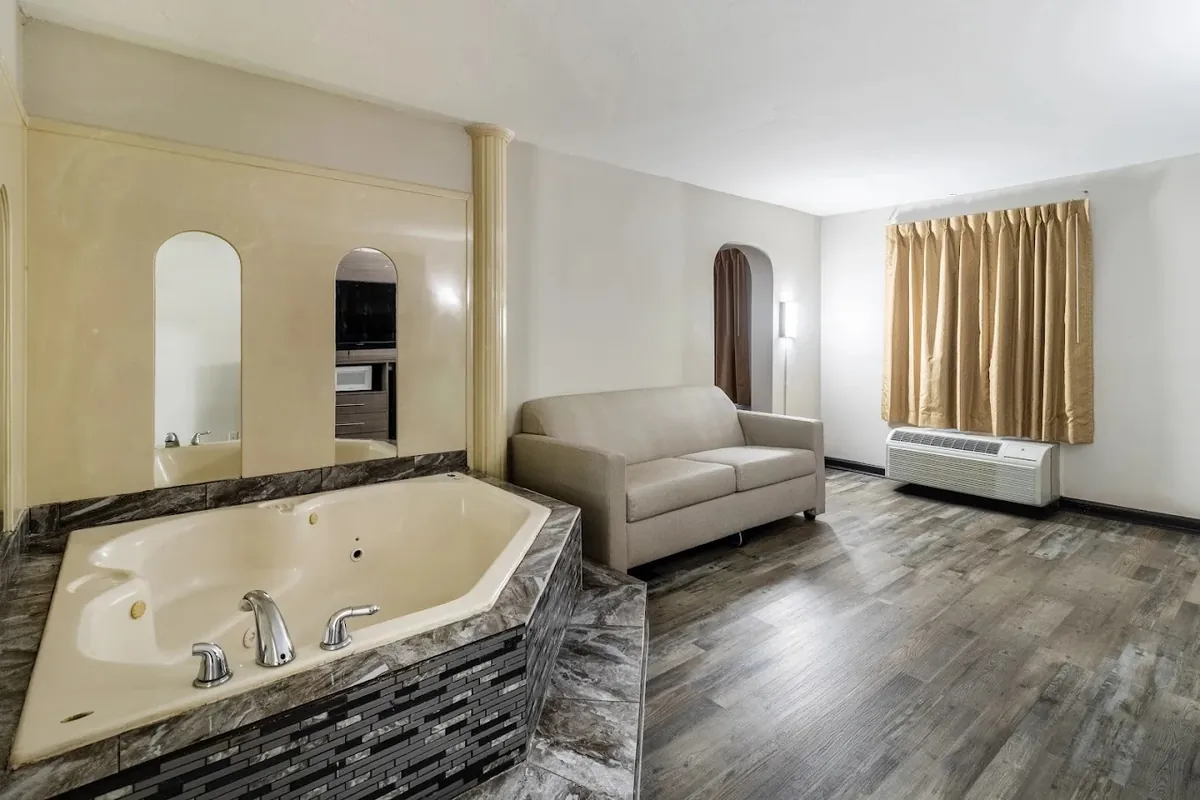Red Roof Inn & Suites Jackson, TN, room with private jacuzzi, photo 1