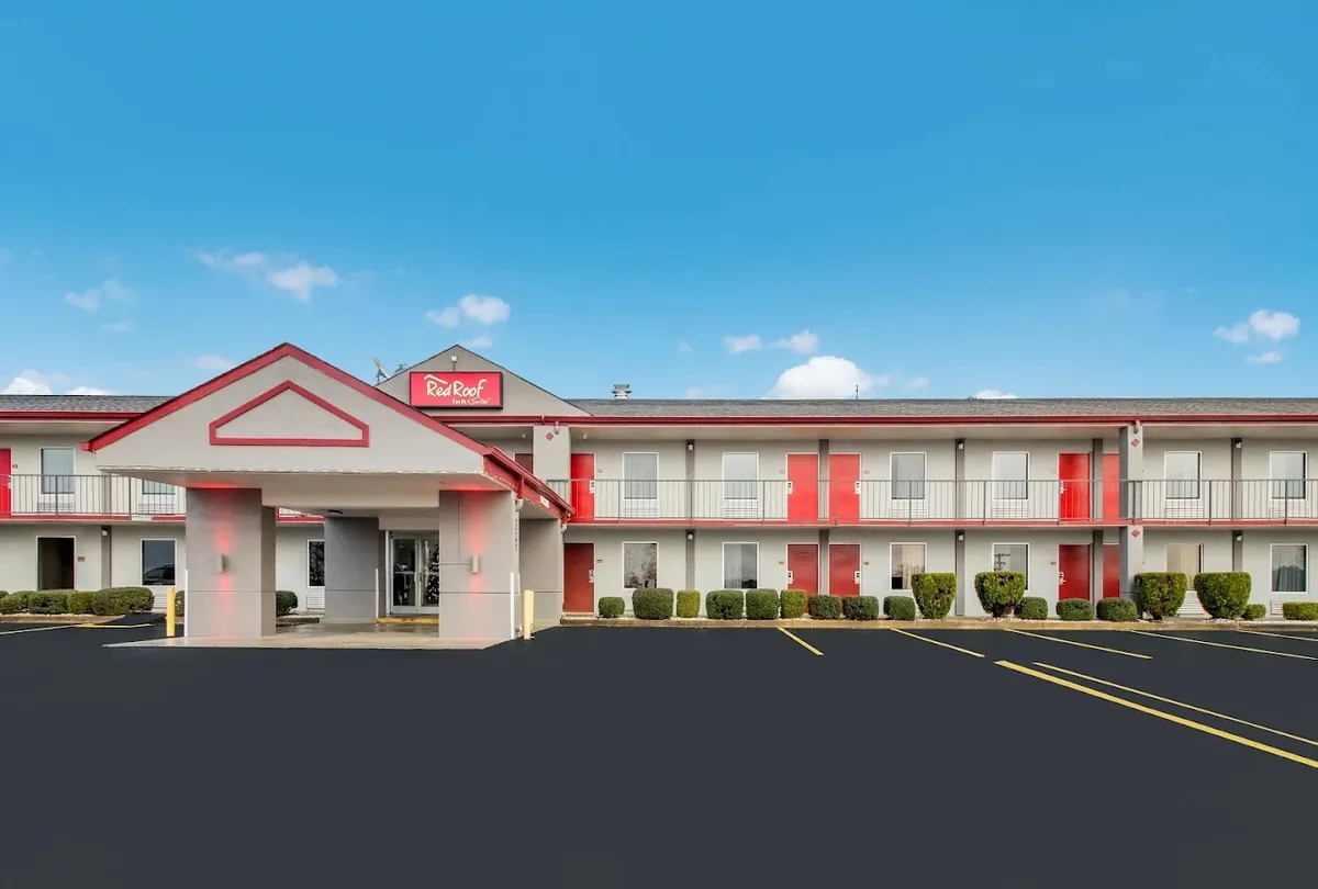 Red Roof Inn & Suites Jackson, TN, room with private jacuzzi, photo 4
