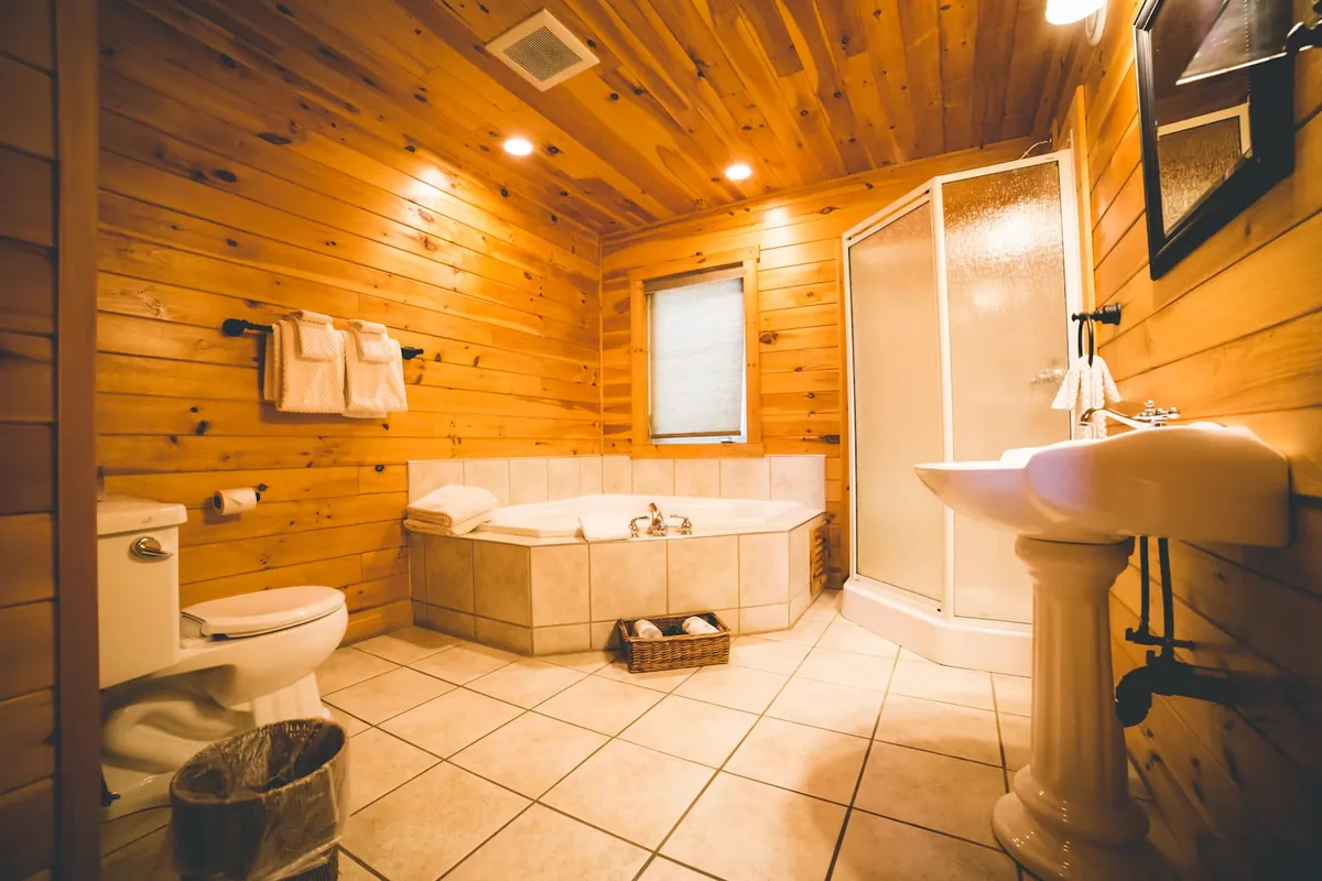Riverfront Chalets, room with private jacuzzi, photo 2