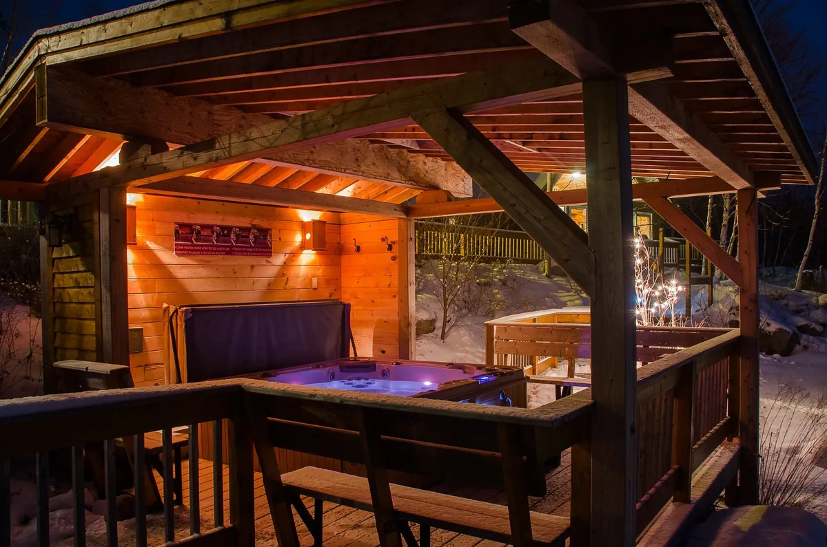 Riverfront Chalets, room with private jacuzzi, photo 3