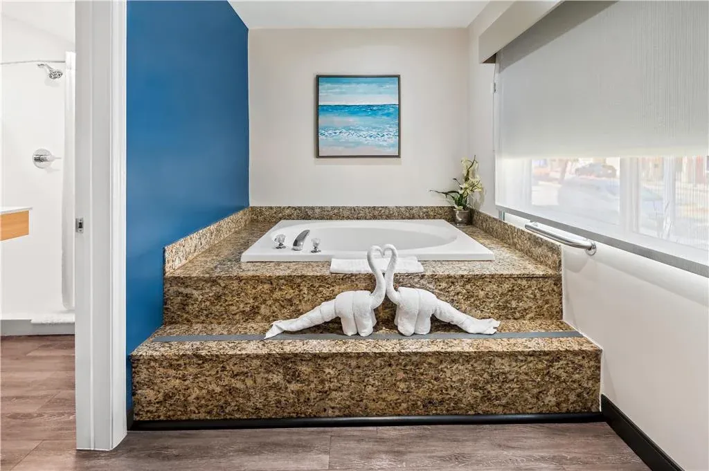 SureStay by Best Western Santa Monica, room with private jacuzzi, photo 1