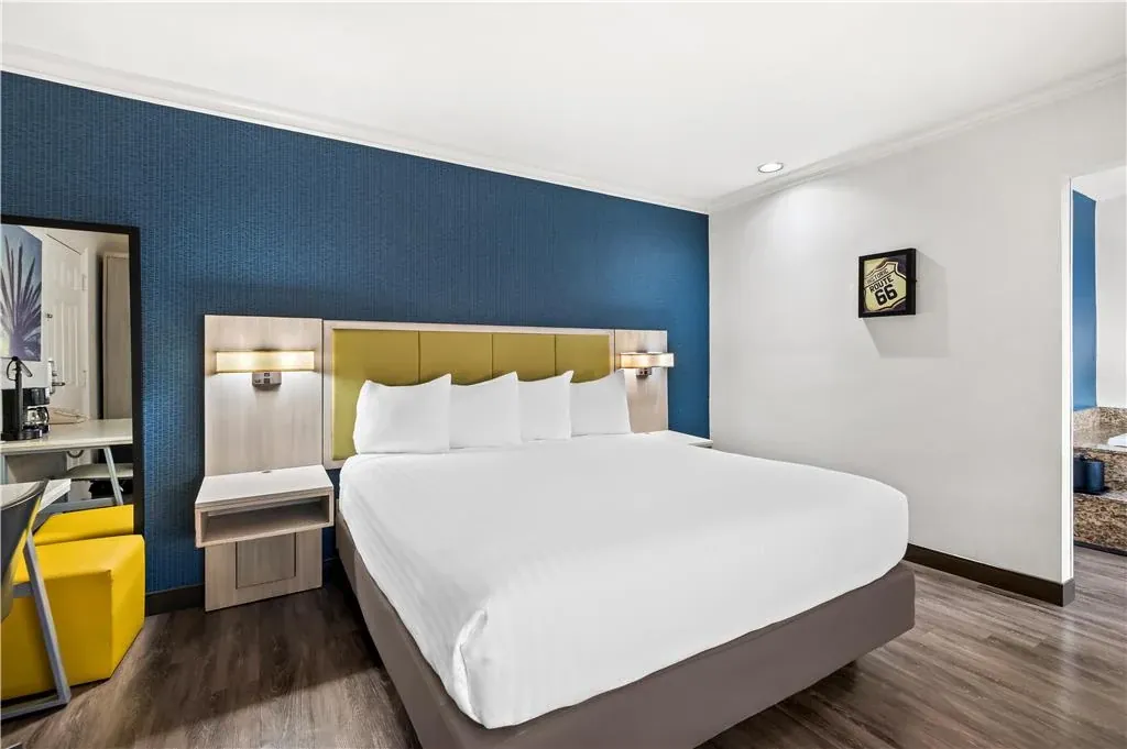 SureStay by Best Western Santa Monica, room with private jacuzzi, photo 2