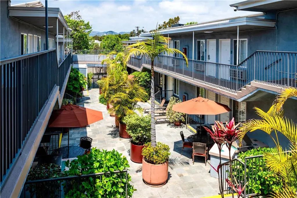 SureStay by Best Western Santa Monica, room with private jacuzzi, photo 4