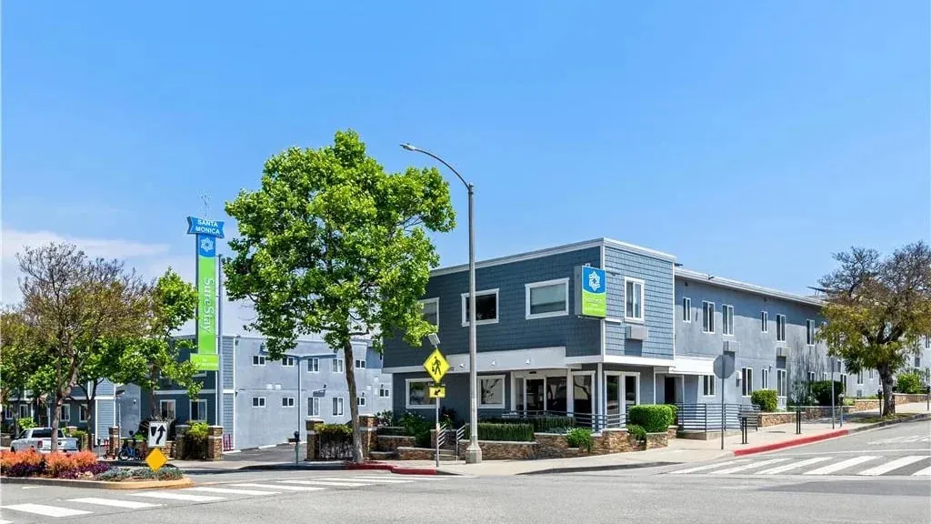 SureStay by Best Western Santa Monica, room with private jacuzzi, photo 5