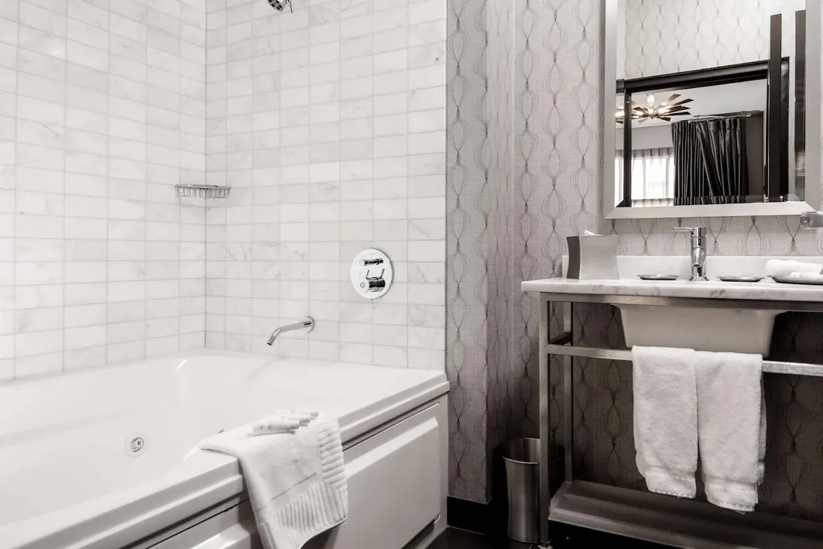 The Allegro Royal Sonesta Hotel Chicago Loop, room with private jacuzzi, photo 1