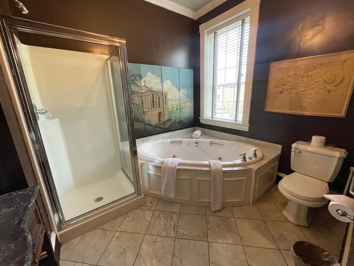 The Inn at Court Square, room with private jacuzzi, photo 1