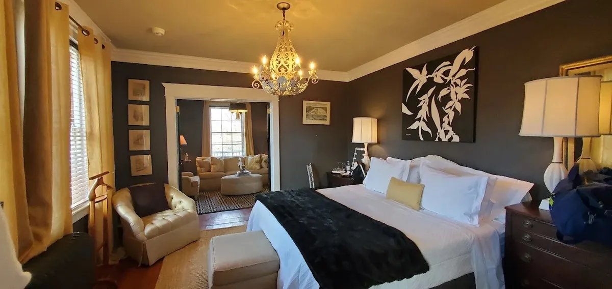 The Inn at Court Square, room with private jacuzzi, photo 2