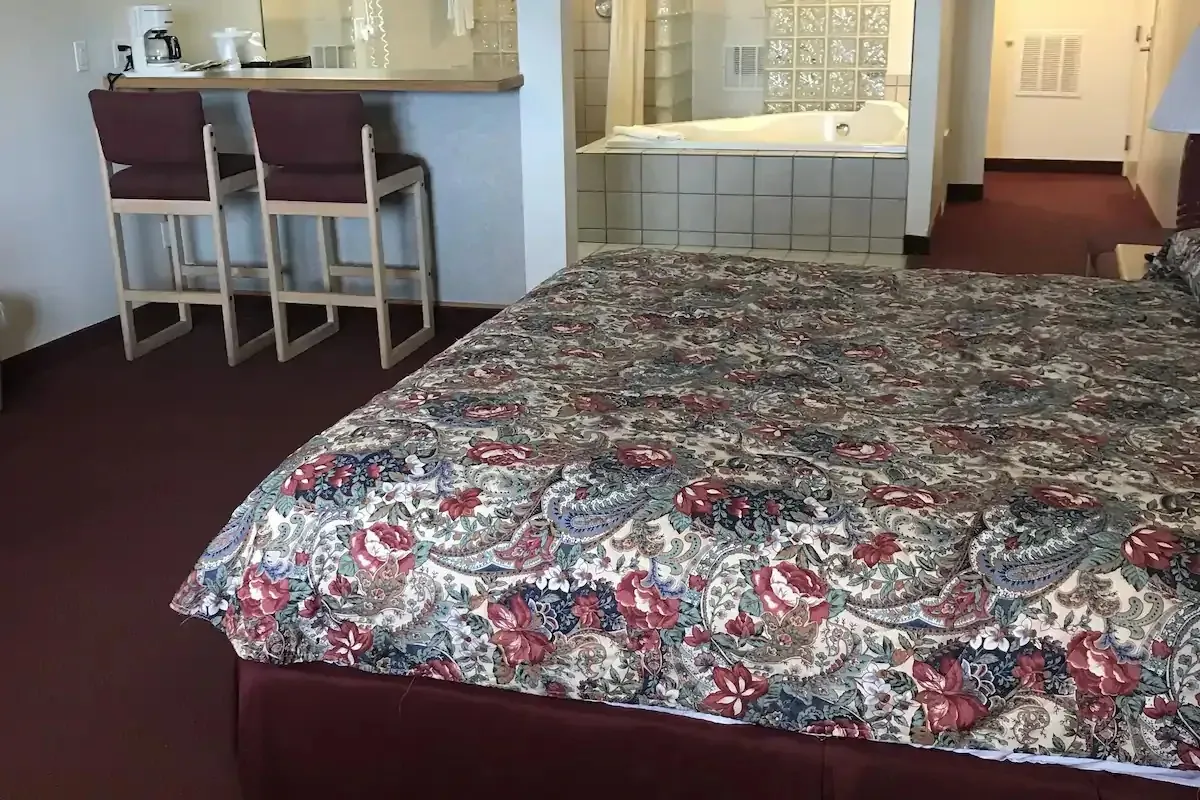 Thunderbird Motel, room with private jacuzzi, photo 1