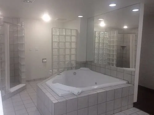 Thunderbird Motel, room with private jacuzzi, photo 2