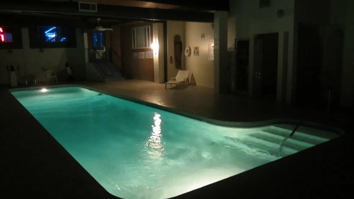 Thunderbird Motel, room with private jacuzzi, photo 3