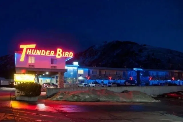 Thunderbird Motel, room with private jacuzzi, photo 4