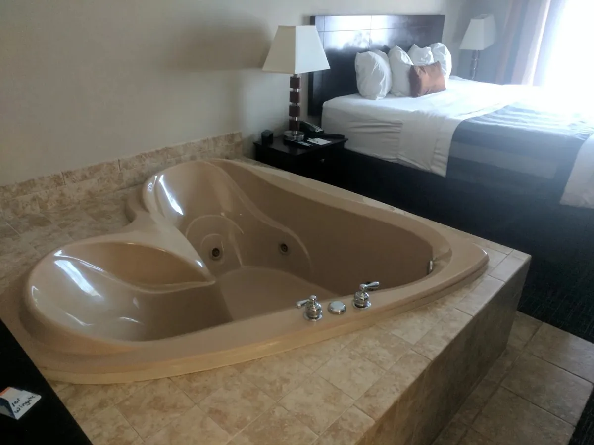 Wingate by Wyndham Athens Near Downtown, room with private jacuzzi, photo 1