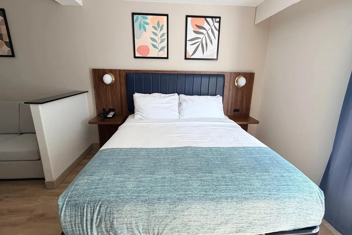 Wingate by Wyndham Athens Near Downtown, room with private jacuzzi, photo 2