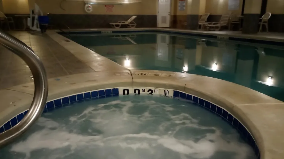 Wingate by Wyndham Athens Near Downtown, room with private jacuzzi, photo 3