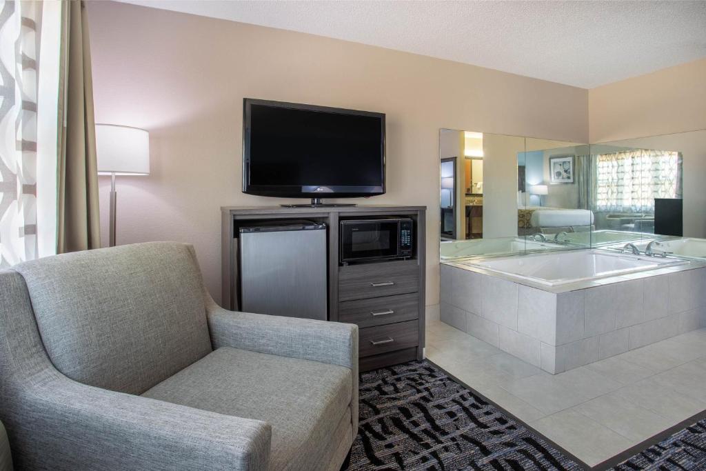 Baymont by Wyndham Joliet 2