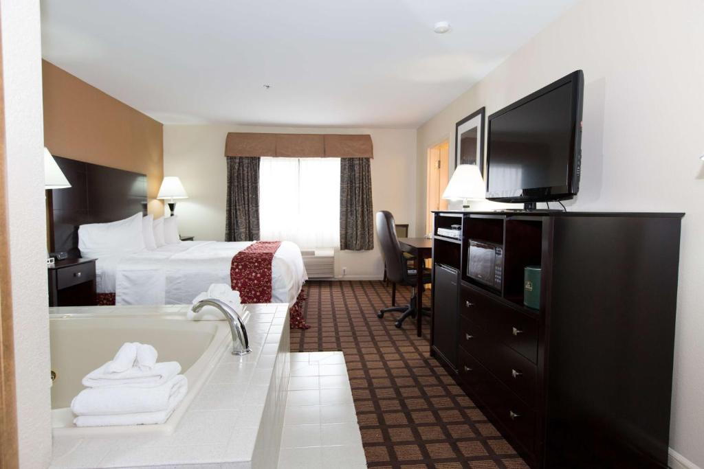 Best Western Plus Oakbrook Inn 2