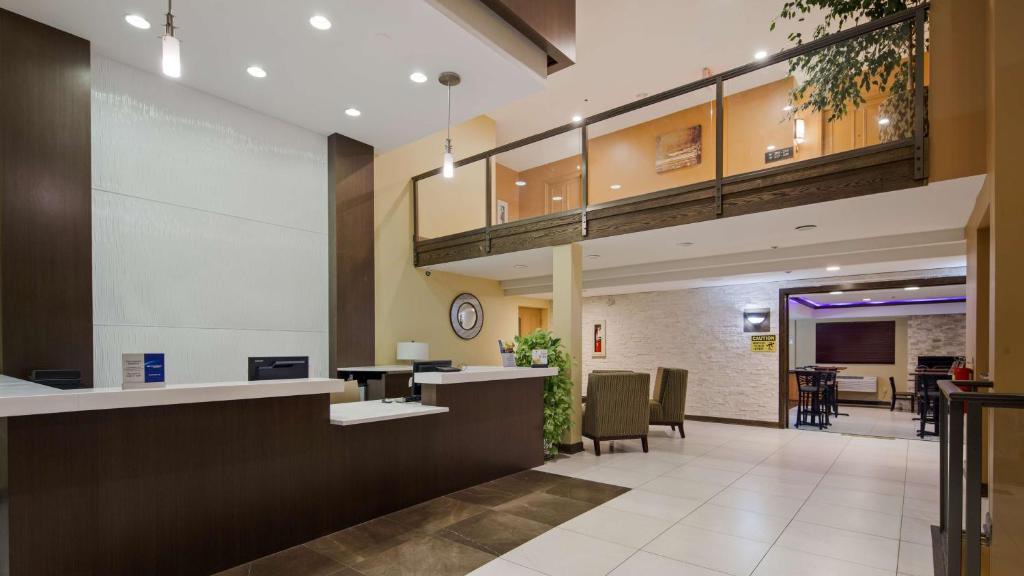 Best Western Plus Oakbrook Inn 4