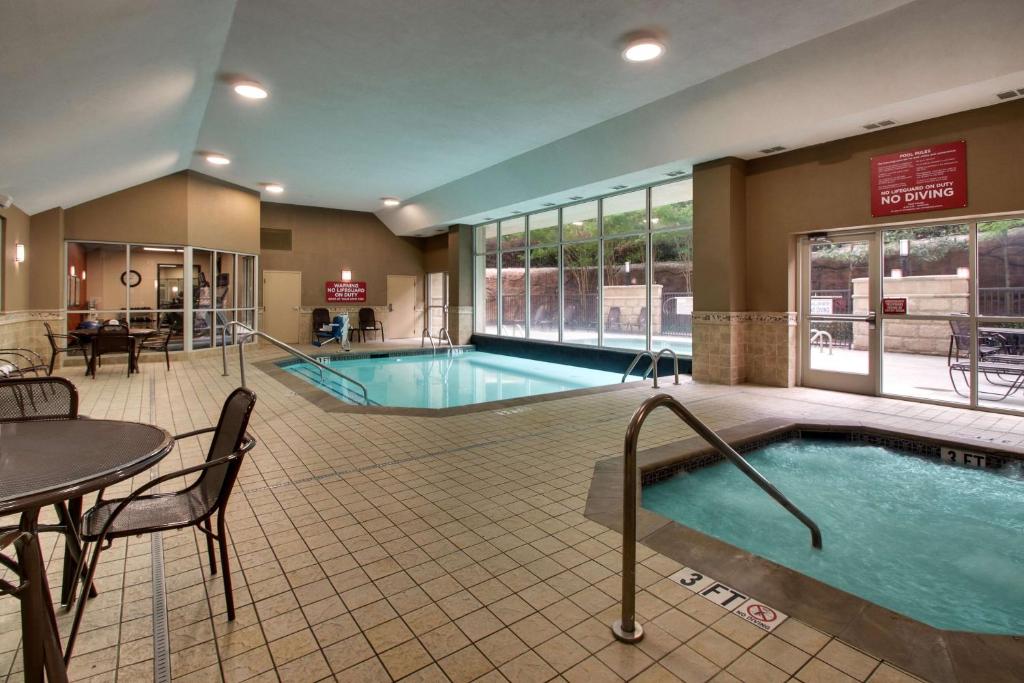 Drury Inn & Suites Charlotte Northlake 5