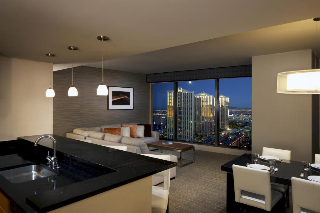 Hilton Grand Vacations Club Elara Center Strip 4