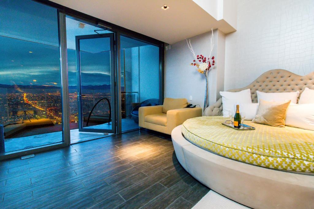 Romance Phenthouse at Palms Place 3