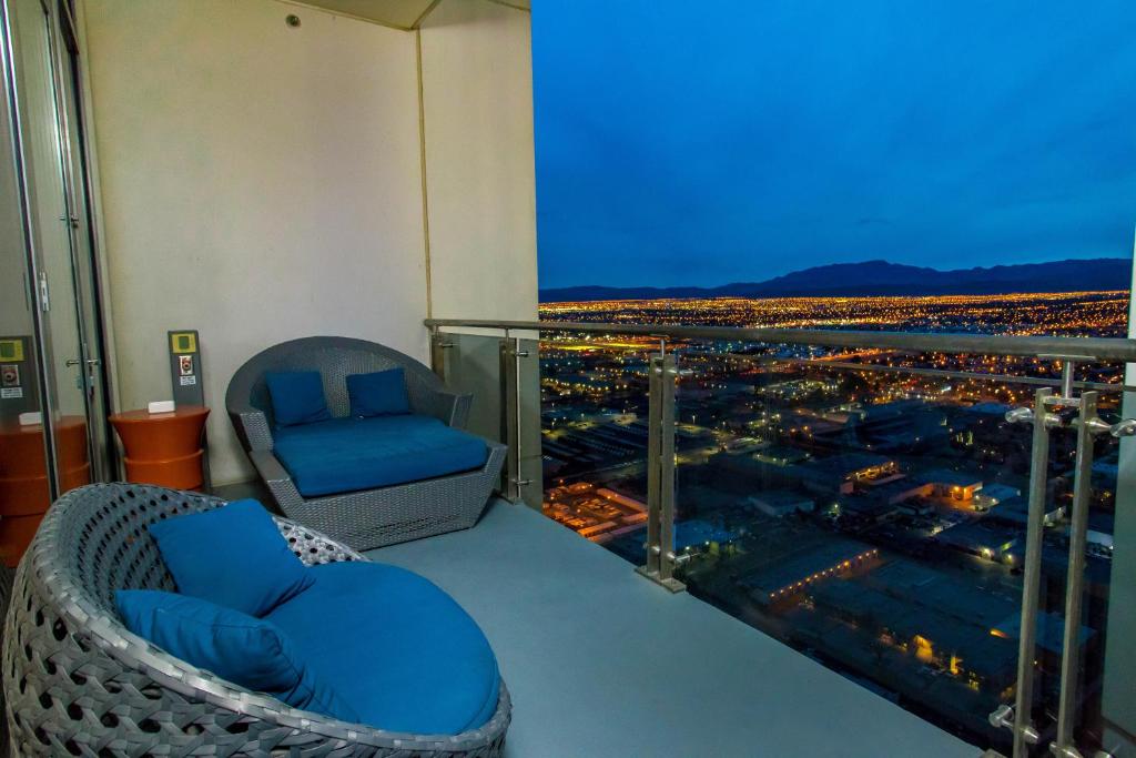 Romance Phenthouse at Palms Place 6