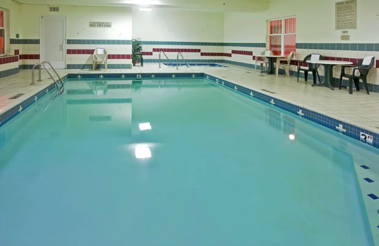Country Inn & Suites by Radisson, Birch Run-Frankenmuth pool