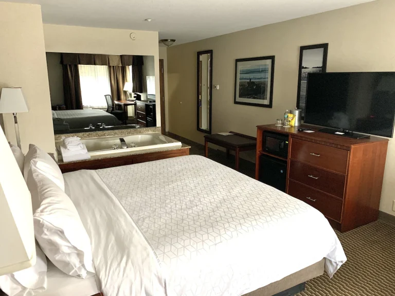 Holiday Inn Express Holland 2