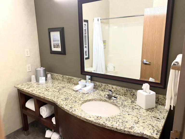 Holiday Inn Express Holland 3