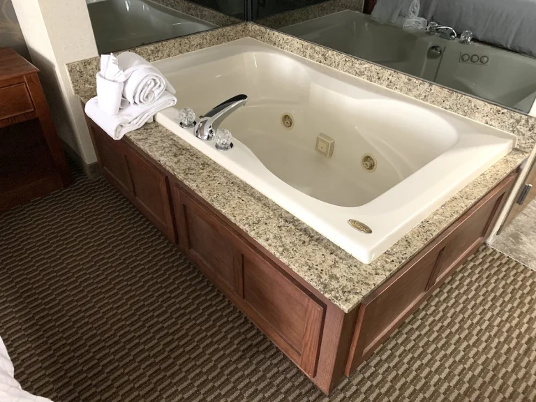 Holiday Inn Express Holland hot tub