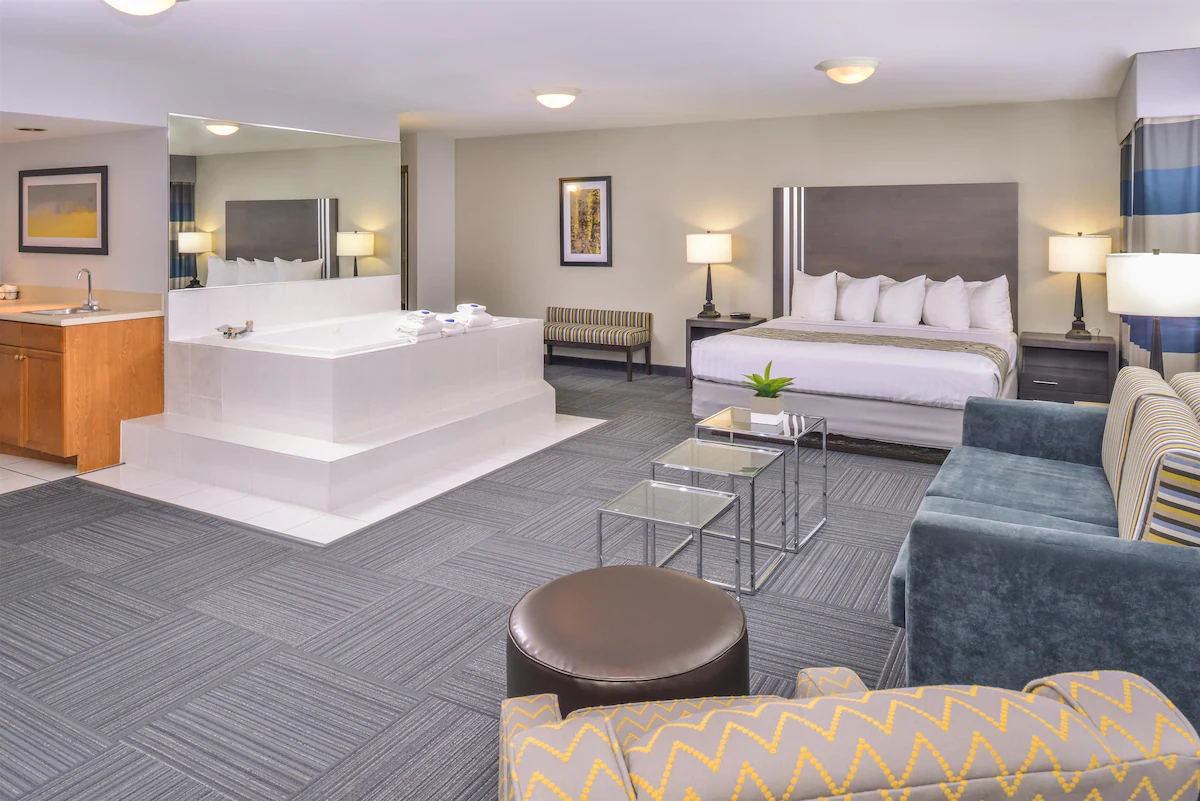 Best Western Naperville Inn hot tub 2