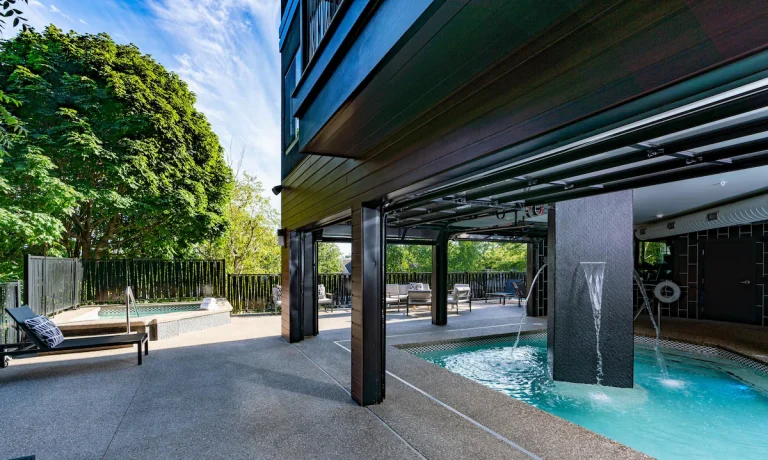 Hotel Earl of Charlevoix pool