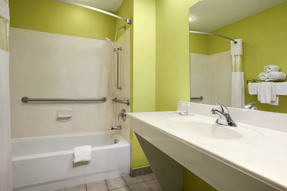 Howard Johnson by Wyndham Grand Prairie 3