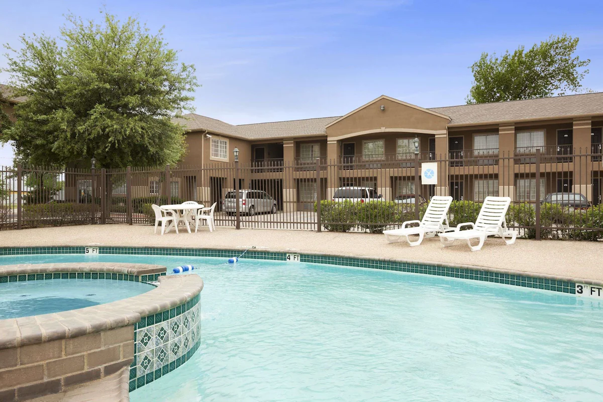 Howard Johnson by Wyndham Grand Prairie pool