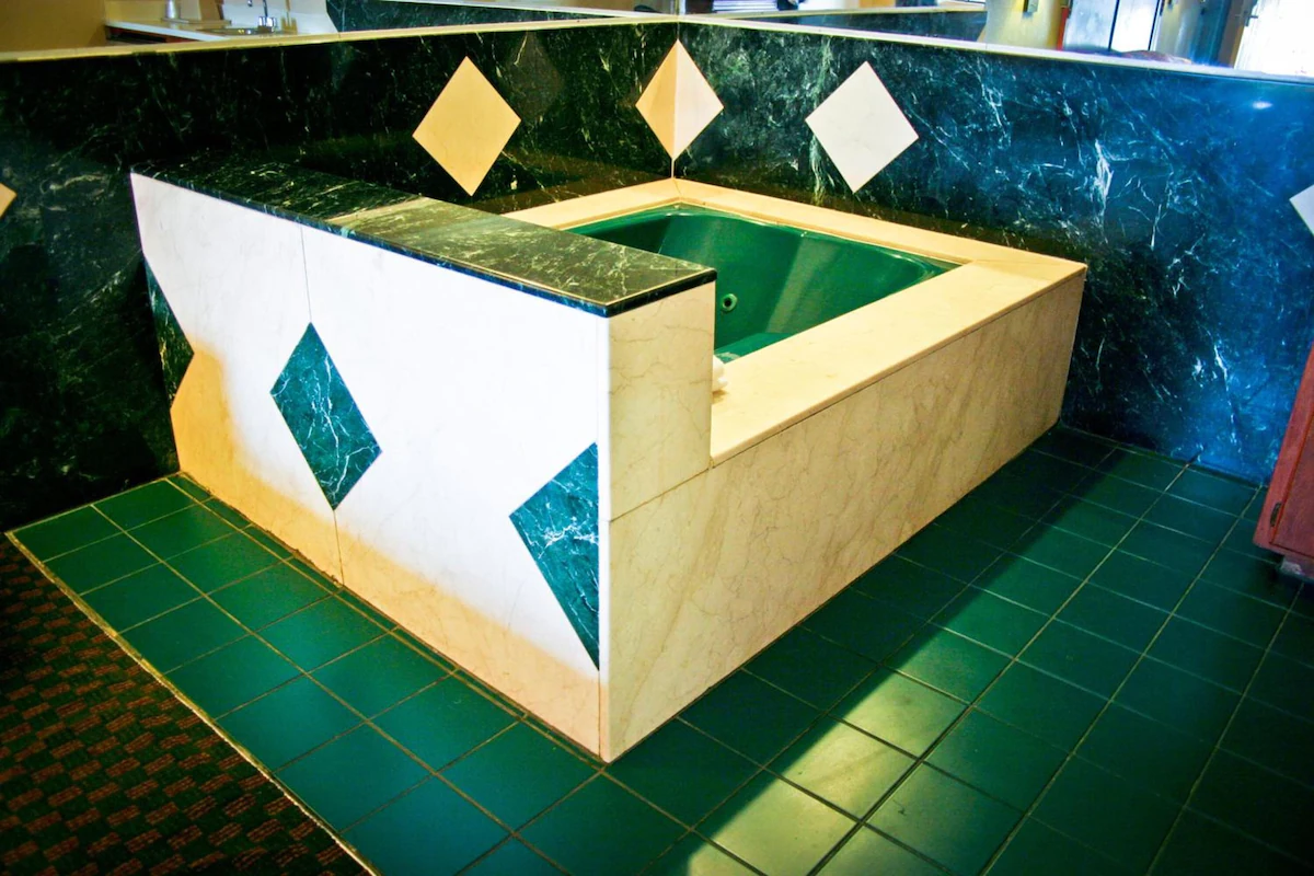 La Mirage Inn LAX Airport hot tub