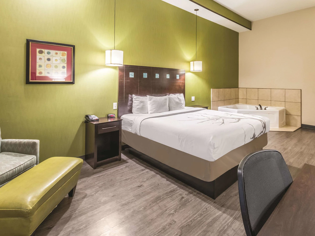 La Quinta Inn & Suites by Wyndham 2