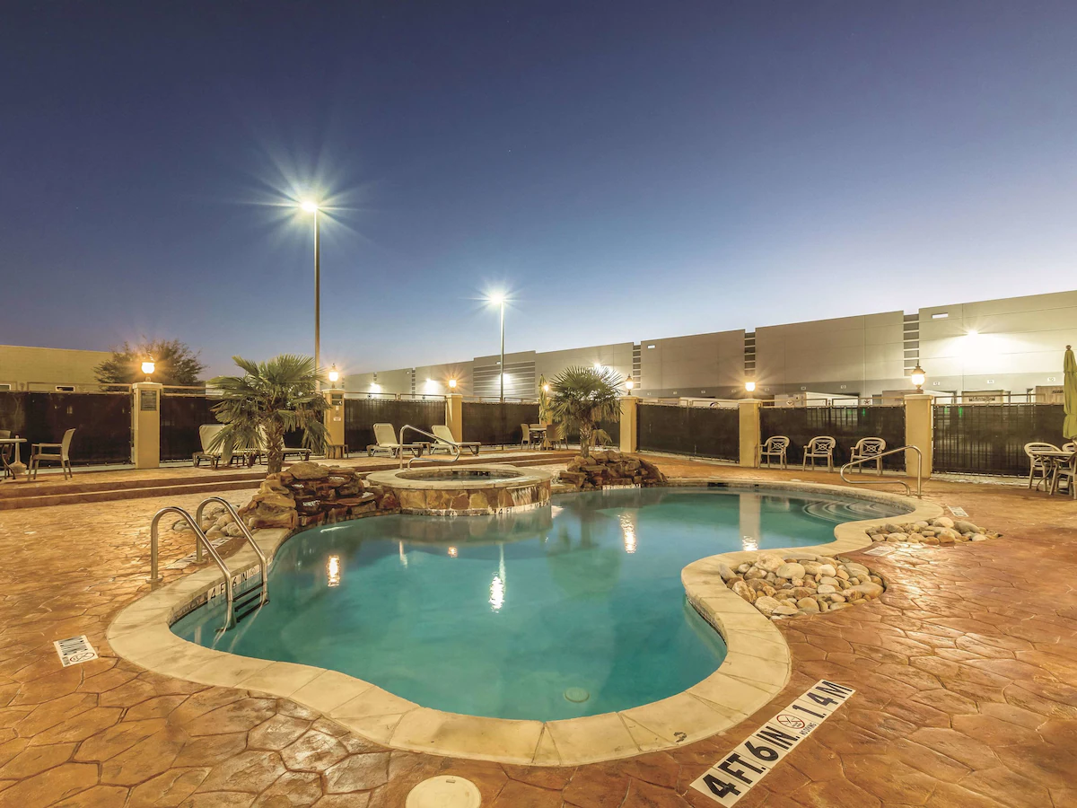 La Quinta Inn & Suites by Wyndham 4
