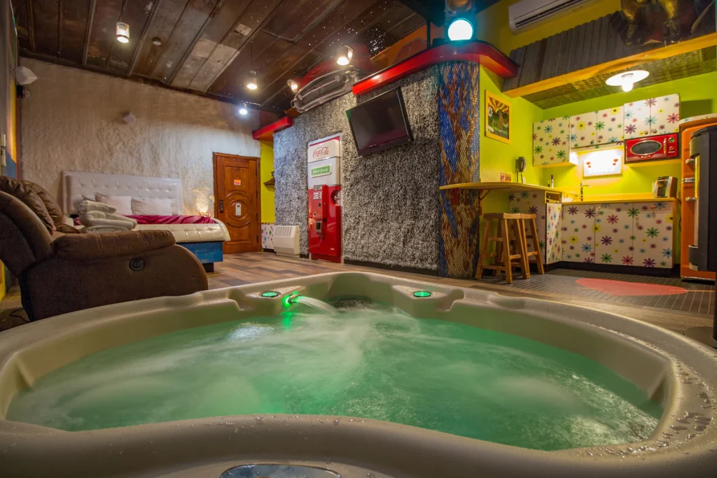 Adventure Suites, room with private jacuzzi, photo 2