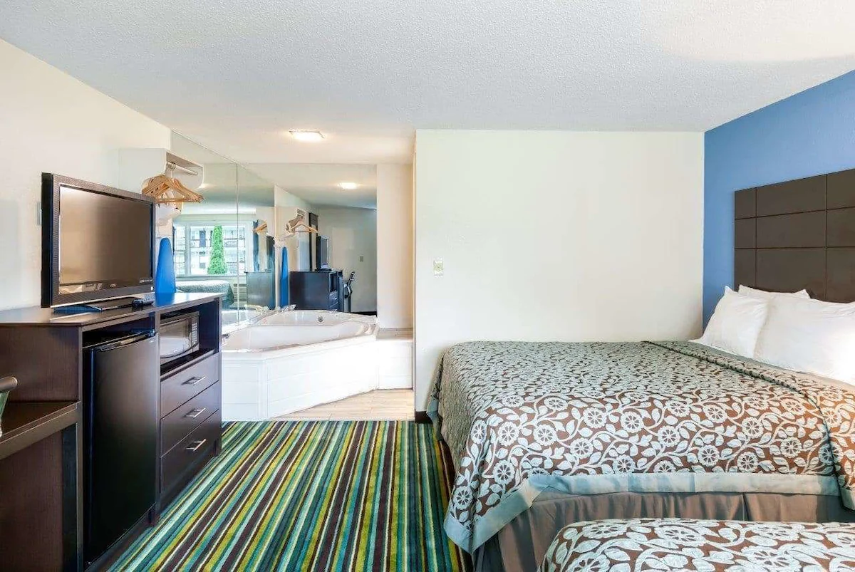 Days Inn by Wyndham Lincoln jacuzzi - jacuzzi hotel room